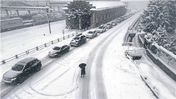 Eingeschneite Autos auf der Brennerautobahn im Stau.