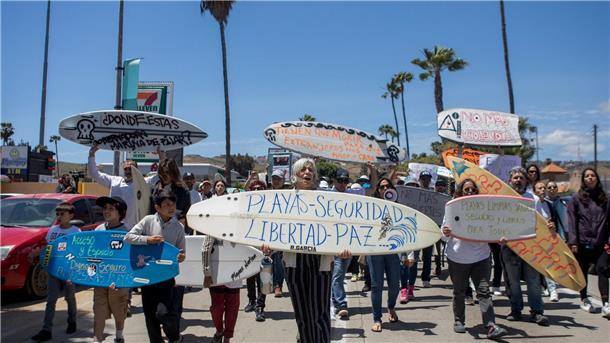 Drei Surfer in Mexiko getötet - Festnahmen Einheimische protestieren im mexikanischen Ensenada gegen die Morde an Surfern.