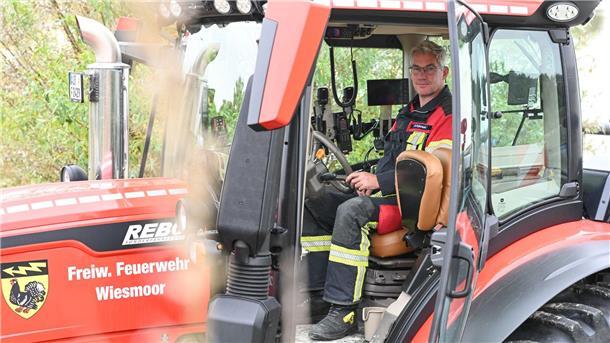 Einheitsführer Holger Eyhusen ist einer der Feuerwehrleute, die den Trecker fahren können. 