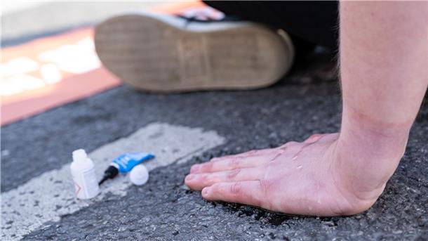Einige der Klimaaktivisten kleben sich immer wieder an der Straße fest (Symbolbild).
