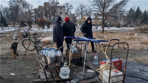 Krieg gegen die Ukraine: So ist die Lage Einige der letzten Bewohner von Bachmut versorgen sich mit Wasser.