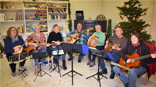 Einige der regelmäßigen Teilnehmerinnen und Teilnehmer des Folk-Treffs im Mehrgenerationenhaus Nordenham. 