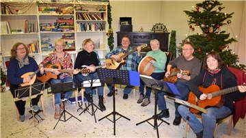 Einige der regelmäßigen Teilnehmerinnen und Teilnehmer des Folk-Treffs im Mehrgenerationenhaus Nordenham. 