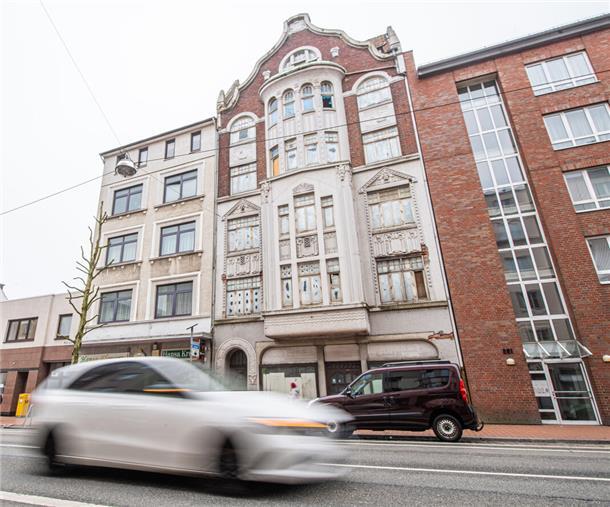 Einige einst prachtvolle Häuser in Bremerhaven-Lehe sind baufällig oder stehen leer - so wie das Haus in der Hafenstraße 199.