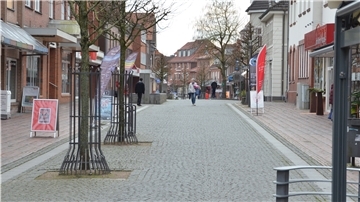 Einige Läden geöffnet, andere geschlossen: Die Zevener Fußgängerzone gab am Dienstag ein uneinheitliches Bild ab. Viel los war jedenfalls nicht. Ab Mittwoch dürfte es dort noch ruhiger sein.