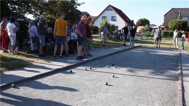 Einige Mannschaften nutzten die Gelegenheit und probierten die Bahn in Bokel fu¨r das Turnier aus.