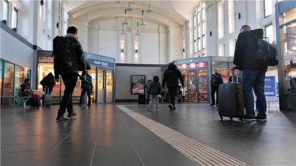 Warnstreik: Bremerhavener ärgern sich über plötzliche Zugausfälle Reisende in der Bahnhofshalle.