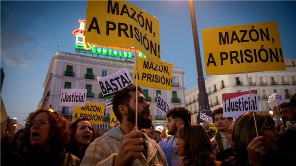 Trauer und Wut nach Flut - Zehntausende protestieren Einige trugen Plakate mit Aufschriften wie „Mazón ins Gefängnis!“ oder „Gerechtigkeit!“.