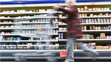 Einkauf in der Kühlabteilung: Wer Milchgetränke in Pflastikflaschen kauft, muss ab 2024 dafür Pfand bezahlen.