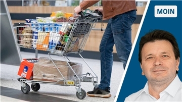 Links: Mann schiebt einen Einkaufswagen. Rechts: NZ-Reporter Ismail Kul.