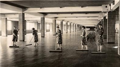 Einmal durchwischen, bevor das Gepäck kommt: Die Aufnahme aus dem Columbusbahnhof entstand vor 60 Jahren.