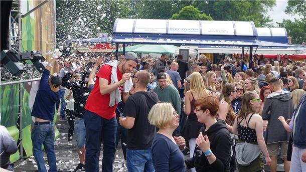 Einmal im Jahr am Pfingstsonntag verwandelt sich das kleine Steinau in eine der größten Fetenmeilen im Cuxland: Der Frühtanz ist Kult. Jetzt bekommt die Freiluftfete Konkurrenz: Auch in Lüdingworth wird Frühtanz gefeiert.