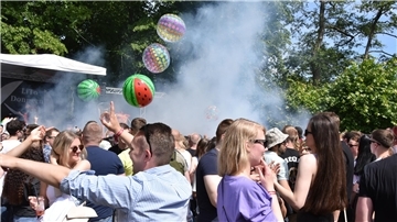 Viele Leute sind auf einem Fest zu sehen