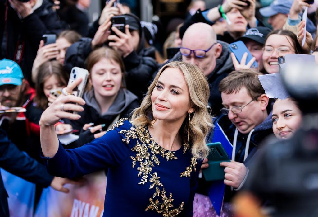 „The Fall Guy“: Emily Blunt und Ryan Gosling in Berlin Einmal lächeln: Emily Blunt macht mit Fans Fotos.