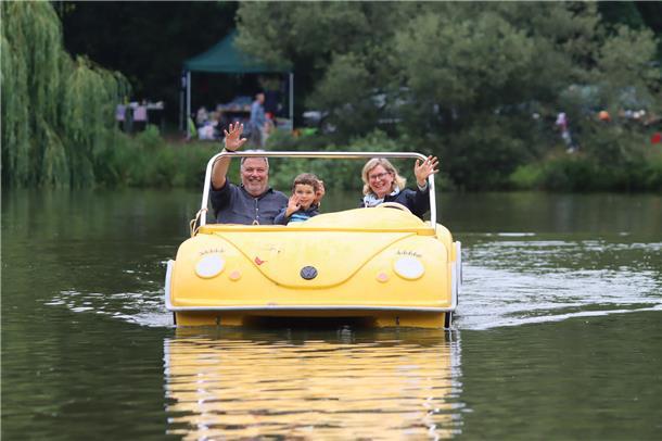 So toll war das Sommerfest am Birkensee (Mit Bildergalerie) Einmal über den See: Martina, Kalle und Holger genießen die Tretbootfahrt während des Sommerfestes in Weertzen.