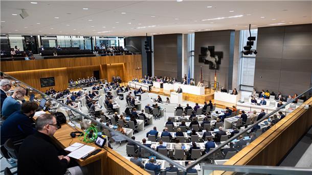 Einmal Zuschauer im Niedersächsischen Landtag sein - Niedersachsens Innenministerin Daniela Behrens (SPD) lädt Senioren aus Wurster Nordseeküste am 14. September zu einer Besichtigung ein.
