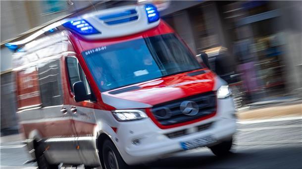 Zwei Frauen auf Gehweg angefahren und schwer verletzt Ein Rettungswagen ist mit Blaulicht im Einsatz.