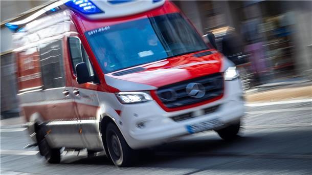 Menschliches Versagen als Ursache: Absturz von Flugschülerin Ein Rettungswagen ist mit Blaulicht im Einsatz.