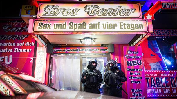 Einrichtungen aus dem Rotlichtmilieu standen im Fokus der Razzia. 