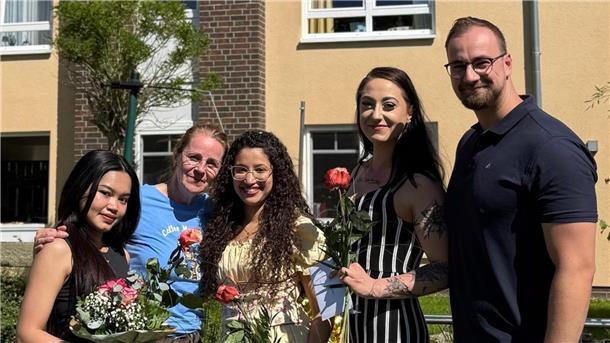 Das Foto zeigt vier Frauen und einen Mann vor dem Seniorenheim Haus Hansing in Nordenham.
