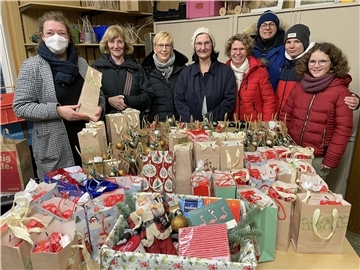 Einrichtungsleiterin Christine Rüdebusch freute sich riesig über die Weihnachtstüten, die Sabine Zinn, Hiltrud Meiners, Ulrike Fuchs und Nina Orwart mit ihrem Lebensgefährten Torben Schramm und ihren Kindern Malte und Myra (von links) im Haus Christa für die Bewohner abgaben.