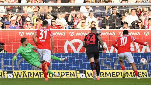 Eins von drei Gegentoren für Bayer-Keeper Mark Flekken (l). 