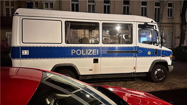 Drei Wochen nach Verbot: Razzien bei Hamas und Samidoun Einsatz am frühen Morgen: Ein Polizeiwagen in Berlin-Friedrichshain.