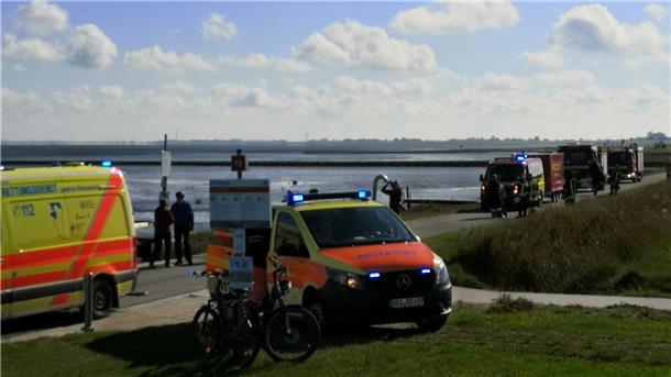 Einsatz am Wattensteg in Burhave: Zwei Feuerwehrmänner brachten den in Not geratenen Wattwanderer sicher an Land.