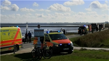 Einsatz am Wattensteg in Burhave: Zwei Feuerwehrmänner brachten den in Not geratenen Wattwanderer sicher an Land.
