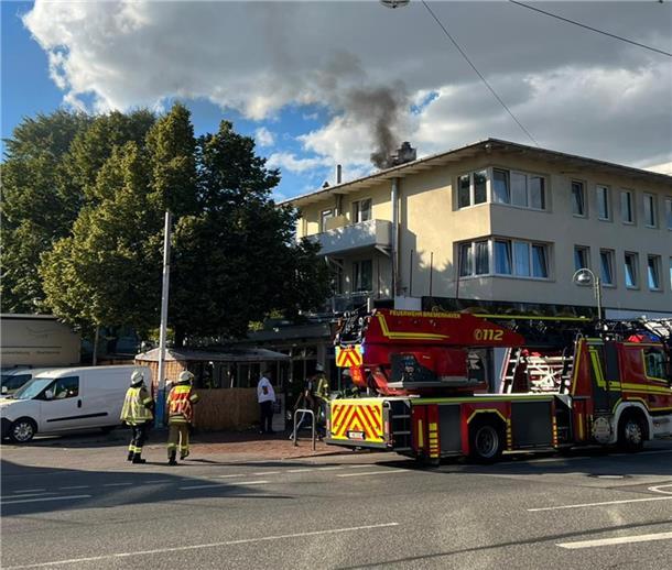 Einsatz an der Hafenstraße: Ein Schornstein brennt.