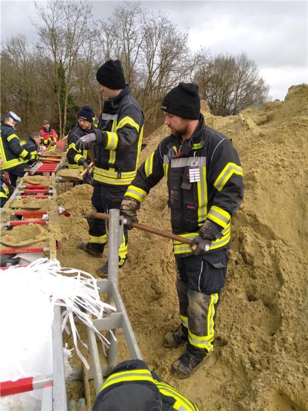 Einsatz der Kreisfeuerwehrbereitschaft in Lilienthal: Der Sandberg wird in die S...