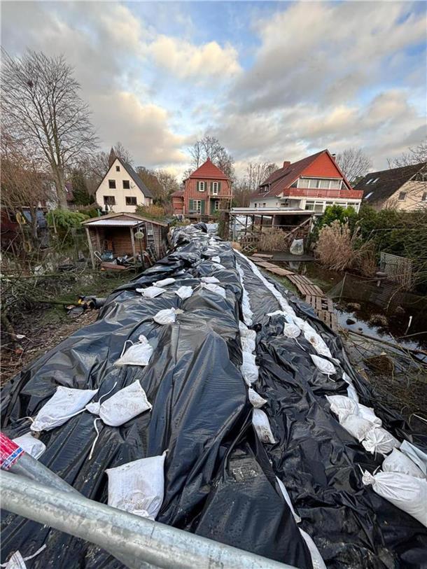 Einsatz der Kreisfeuerwehrbereitschaft in Lilienthal: Hier sichern die Sandsäcke...