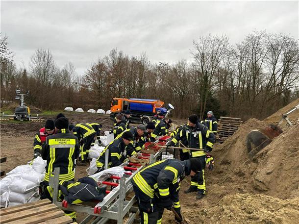 Einsatz der Kreisfeuerwehrbereitschaft in Lilienthal: Mit Teamarbeit geht alles ...