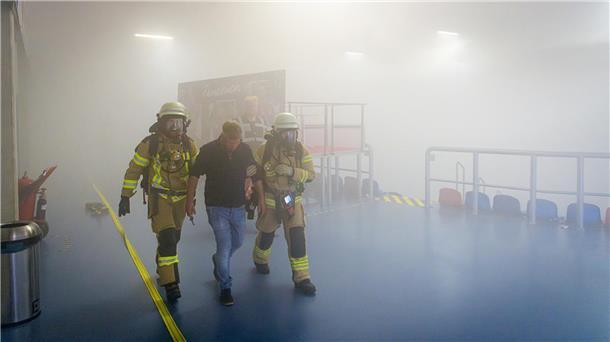 Einsatz in der Eisarena: Bei einer Großübung wurde der gesamte Innenbereich vernebelt. 