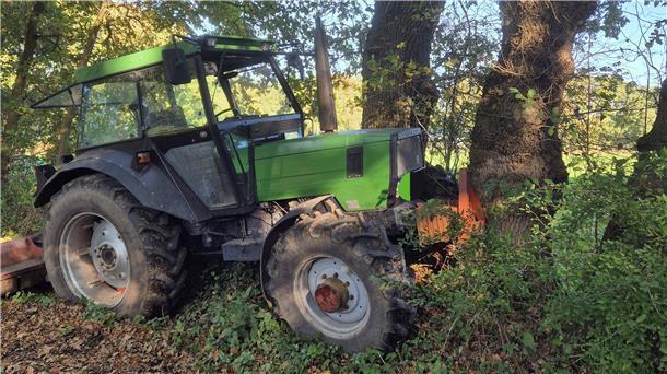 Traktor fährt gegen Baum: Fahrer unverletzt Einsatz in der Schleusenstraße in Schiffdorf: Nach der Traktor-Baum-Kollision blieb der 45 Jahre alte Fahrer unverletzt.