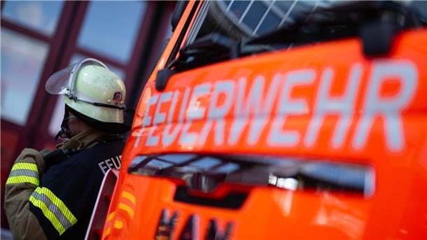 Feuerwehrauto und Mann