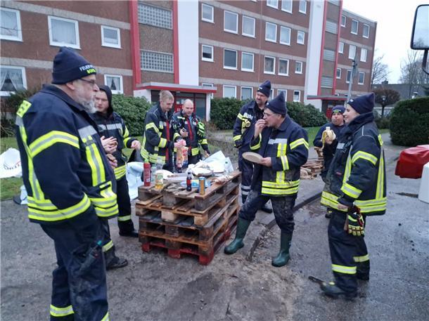 Einsatz in Lilienthal:  Das Mehrfamilienhaus im Hintergrund wurde evakuiert