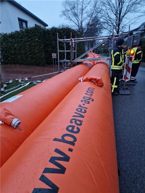 Einsatz in Lilienthal: Mobile Deiche werden aufgepumpt. Sobald der Deich bricht,...