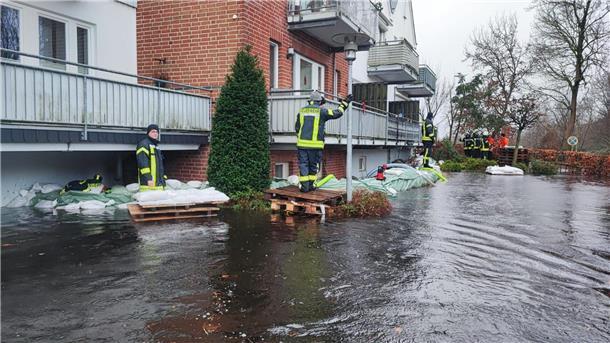 Einsatz in Verden: Das Wasser bedroht dort Wohneigentum. 