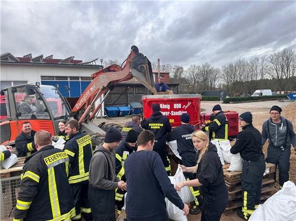 Einsatz in Verden: Die Feuerwehrleute "ackern wie verrückt". 