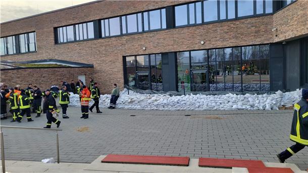 Einsatz in Verden: Die Kräfte aus dem Cuxland ist es gelungen, diese Schule zu s...