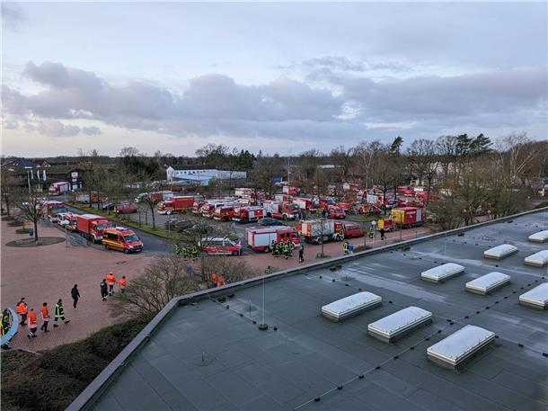 Einsatz in Verden: Die Kreisfeuerwehrbereitschaft Nord hat sich auf einem Platz ...