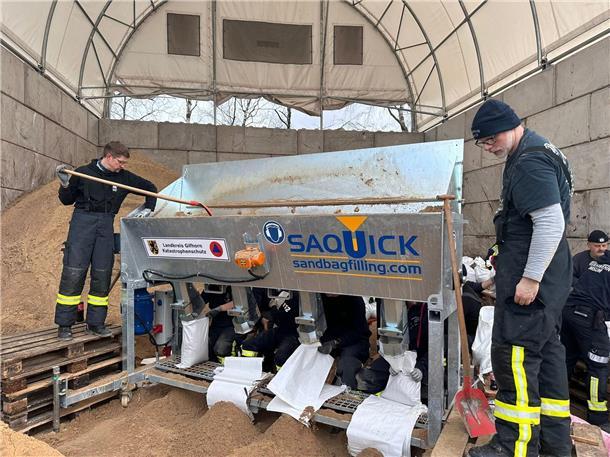 Einsatz in Verden: Diese Maschine hilft beim Sandsack-Befüllen. 