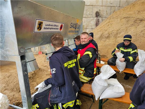 Einsatz in Verden: Eine Sandsäcke-Füllmaschine erleichtert die Arbeit. 