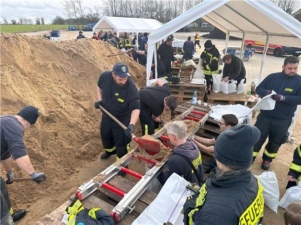 Einsatz in Verden: Sand schippen bis der Muskelkater kommt. 