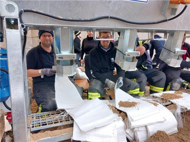 Einsatz in Verden: Trotz der schweren Arbeit ist die Stimmung gut. 