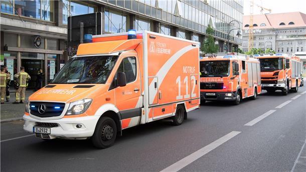 Mensch wird in Paternoster eingeklemmt und stirbt Einsatzfahrzeuge der Feuerwehr stehen vor dem mehrgeschossigen Gebäude, in dem es zu einem tödlichen Unfall mit einem Paternoster gekommen war.