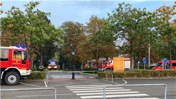 Einsatzfahrzeuge der Feuerwehr stehen vor dem Heidepark Soltau.