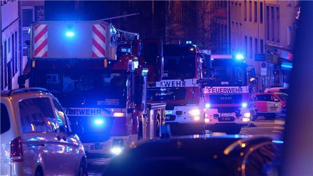„Mögliche Bedrohungssituation“ in Aachener Klinik Einsatzfahrzeuge der Feuerwehr stehen vor einem Aachener Krankenhaus: Die Polizei ist wegen einer „möglichen Bedrohungssituation“ im Einsatz.