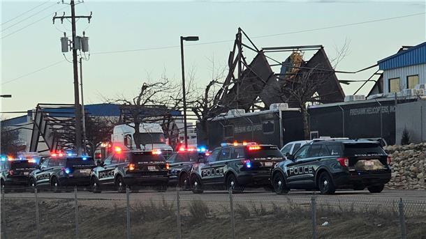 Drei Tote bei Einsturz von Hangar in den USA Einsatzfahrzeuge der Polizei an der Unfallstelle.